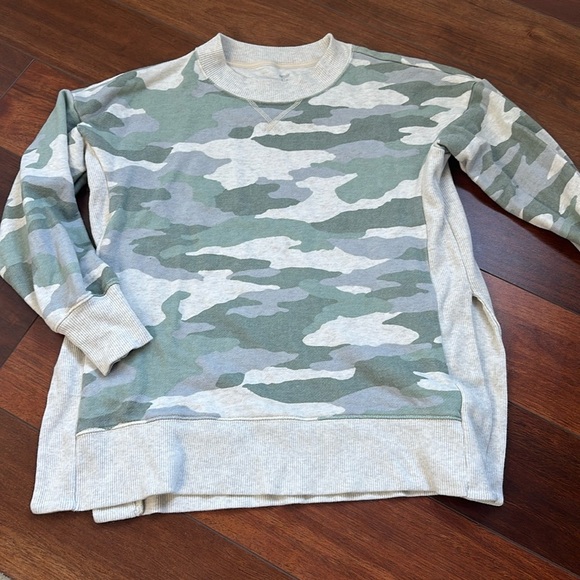 Aerie Camo Crew Neck Sweatshirt with Vented Sides Size Small - Picture 1 of 5